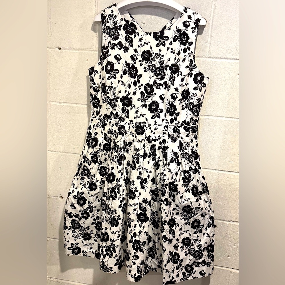 Chadwick’s sleevel spring midi dress black white floral
Size 10P